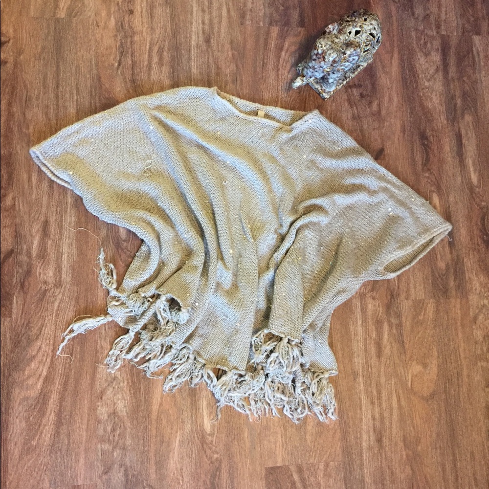 Tan poncho.